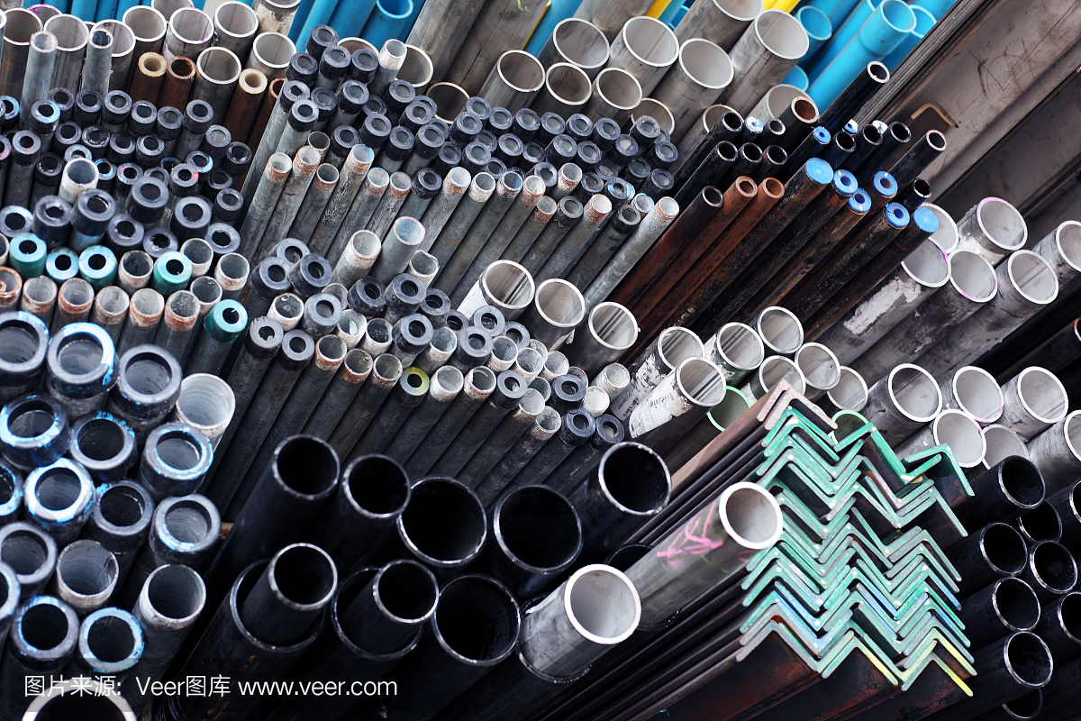 堆叠多彩的工业钢管背景。